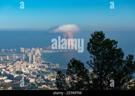 Vista sud di Peñon de Ifach con nuvola sopra, Calpe, Costa Blanca, Alicante, Spagna Foto Stock