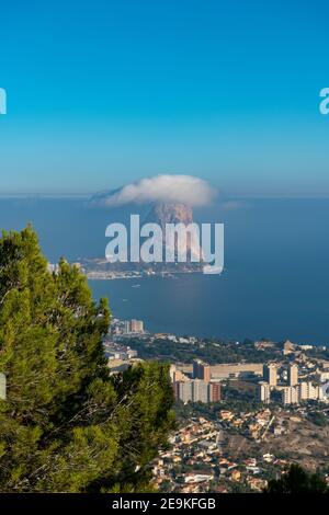 Vista sud di Peñon de Ifach con nuvola sopra, Calpe, Costa Blanca, Alicante, Spagna Foto Stock