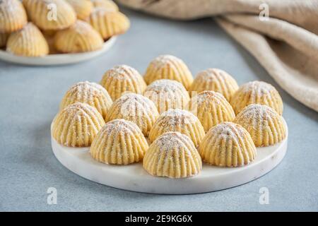 Dolci arabi. Biscotti tradizionali di semola di eid maamoul o mamoul con datteri, noci e pistacchio. Primo piano Foto Stock