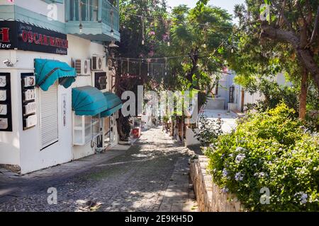 Kalkan, Turchia - 4 novembre 2020: Strade ed edifici colorati. Foto Stock