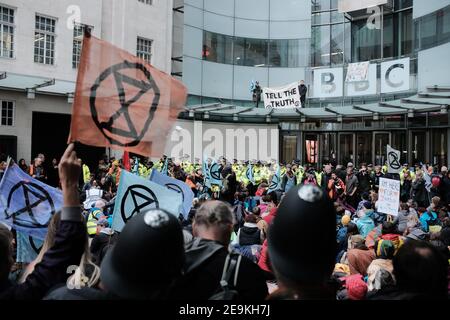 LONDRA, INGHILTERRA - 11 OTTOBRE 2019: Estinzione ribellione i ribelli del cambiamento climatico occupano lo spazio al di fuori della sede centrale della BBC a Londra. Foto Stock