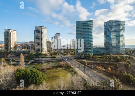 Vista su un'area costosa con parco e edifici alti e moderni. Diagonal Mar quartiere vicino al mare a Barcellona, Spagna. Foto Stock