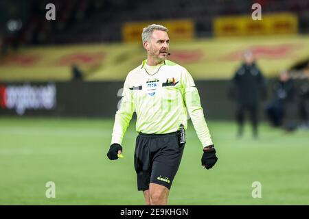 Farum, Danimarca. 4 Feb 2021. L'arbitro del calcio Jakob Kehlet ha visto durante la partita 3F Superliga tra il FC Nordsjaelland e Broendby SE a destra a Dream Park a Farum. (Photo Credit: Gonzales Photo/Alamy Live News Foto Stock