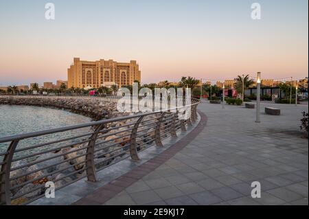 RAS al Khaimah, Emirati Arabi Uniti - 3 febbraio 2020: Isola di Marjan in emirate di Ras al Khaimah negli Emirati Arabi Uniti con un sacco di hotel An Foto Stock