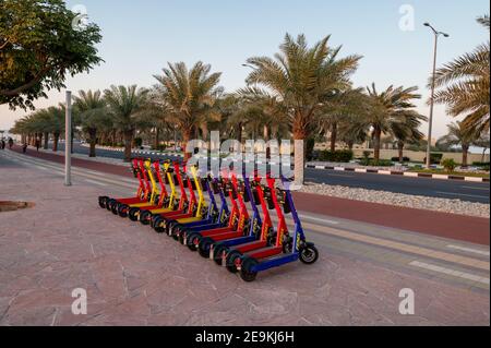 RAS al Khaimah, Emirati Arabi Uniti - 3 febbraio 2020: Noleggio scooter elettrici dalle piste da corsa all'isola di Marjan in emirato di Ras al Khaimah Foto Stock