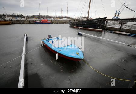 05 febbraio 2021, Meclemburgo-Pomerania occidentale, Rostock: Le barche nel porto della città sulla Warnow sono coperte di ghiaccio. Con temperature gelide l'inverno si è stabilizzato nel nord. Foto: Bernd Wüstneck/dpa-Zentralbild/ZB Foto Stock