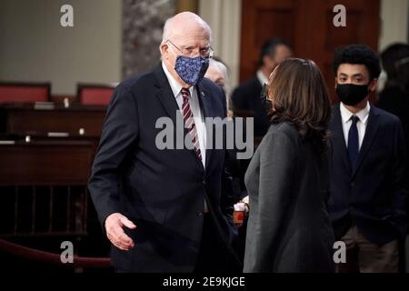 Il Sen. Patrick Leahy (D-Vt.) parla al Vice Presidente Kamala Harris prima di una cerimonia di giuramento in foto op Giovedi, 4 febbraio 2021 nella Camera del Vecchio Senato presso il Campidoglio degli Stati Uniti a Washington, D.C.,. (Foto di Greg Nash/Pool/Sipa USA) Foto Stock