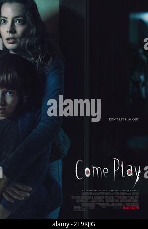 Come Play (2020) diretto da Jacob Chase e interpretato da Azhy Robertson, Gillian Jacobs e John Gallagher Jr.. Un mostro chiamato Larry si manifesta attraverso smartphone e dispositivi mobili. Foto Stock