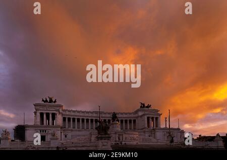 Tramonto immagine del Monumento Nazionale di Emmanuel II, Roma, Lazio, Italia Europa Foto Stock