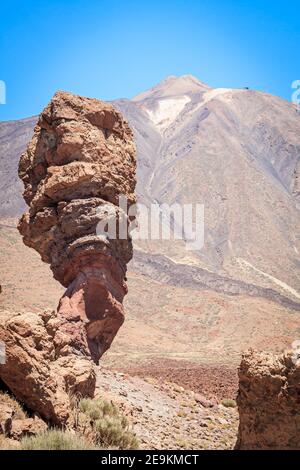 Unica formazione rocciosa Roque Cinchado con il vulcano Teide sullo sfondo, Isole Canarie, Spagna Foto Stock
