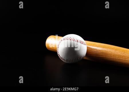 Attrezzatura da gioco da baseball su sfondo nero scuro Foto Stock