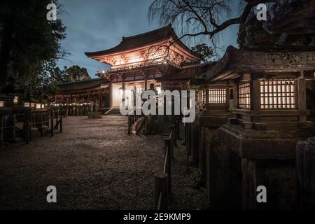 Vista notturna delle antiche lanterne di pietra vicino al cancello principale per Kasuga-taisha, o Kasuga Grande Santuario, un importante santuario shintoista a Nara, Giappone Foto Stock