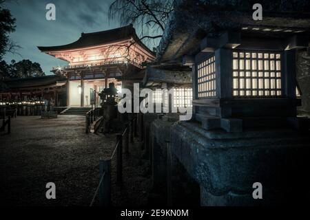 Vista notturna delle antiche lanterne di pietra vicino al cancello principale per Kasuga-taisha, o Kasuga Grande Santuario, un importante santuario shintoista a Nara, Giappone Foto Stock