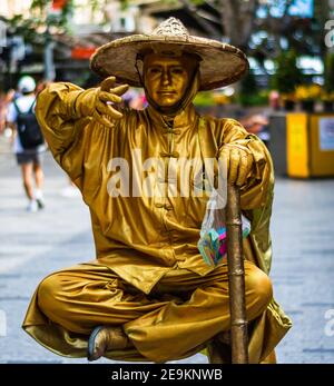 Un artista vivente della statua al centro commerciale di Queen Street a Brisbane, Australia, 2021 Foto Stock