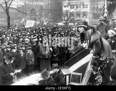 MARY PICKFORD parla al LIBERTY BOND RALLY di New York Città nel mese di aprile 1917 Foto Stock