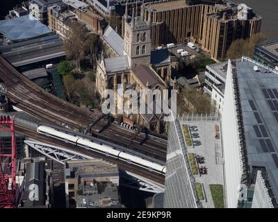Vista aerea della Cattedrale di Southwark vista dall'edificio Shard con moderno giardino sul tetto e ferrovia in primo piano Foto Stock