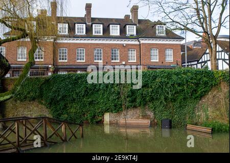 Eton, Windsor, Berkshire, Regno Unito. 5 febbraio 2021. I giardini Barnes Pool sotto il ponte Barnes Pool sono allagati. Un allerta alluvione rimane sul Tamigi sul tratto di Windsor ed Eton nel Berkshire a seguito di un accumulo di forti piogge negli ultimi giorni. La riduzione del diluvio del fiume Jubliee è in funzione, che prende le acque alluvionali in eccesso dal Tamigi e protegge le case dalle inondazioni. Credit: Maureen McLean/Alamy Live News Foto Stock