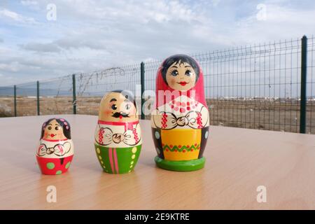 Bambola Matryoshka tradizionale per famiglie all'aperto Foto Stock