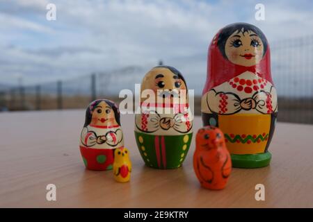 Bambola Matryoshka tradizionale per famiglie all'aperto Foto Stock