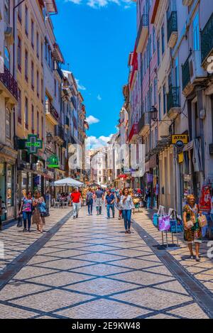 COIMBRA, PORTOGALLO, 21 MAGGIO 2019: La gente sta passeggiando attraverso il viale Ferreira Borges nel centro di Coimbra, Portogallo Foto Stock