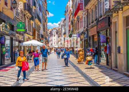 COIMBRA, PORTOGALLO, 21 MAGGIO 2019: La gente sta passeggiando attraverso il viale Ferreira Borges nel centro di Coimbra, Portogallo Foto Stock