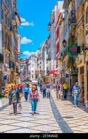 COIMBRA, PORTOGALLO, 21 MAGGIO 2019: La gente sta passeggiando attraverso il viale Ferreira Borges nel centro di Coimbra, Portogallo Foto Stock