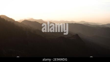 Montagna alpina natura paesaggio vista panoramica al Lago de enol Laghi di Ercina di Covadonga Picos de Europa Asturias Spagna Europa Foto Stock