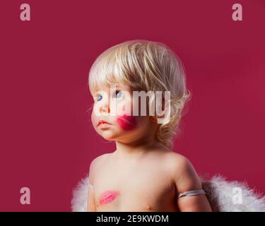 Ritratto di felice sorridente piccolo biondo riccamente Angel boy Foto Stock