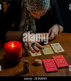 Un teller di fortuna legge le carte del tarocco per predire il futuro Foto Stock