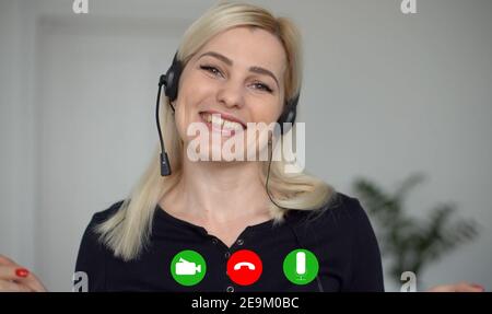 PC screen view, head shot ritratto businesswoman fa videocall guarda webcam Consult client Distantly, sicuro business lady lead job intervista Foto Stock