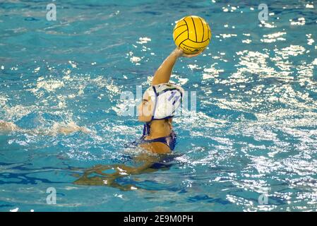 Verona, Italia. 5 Feb 2021. Verona, Italia, Monte Bianco Pools, 05 febbraio 2021, Paula Crespi Barriga - CE Mediterranei Barcellona durante CE Mediterrani vs Kinef Surgutneftgas - Waterpolo Eurolega Donna Match Credit: Roberto Tommasini/LPS/ZUMA Wire/Alamy Live News Foto Stock