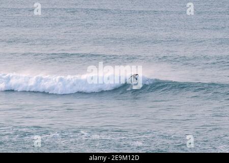 Un solista nella baia di Fistral a Newquay in Cornovaglia. Foto Stock