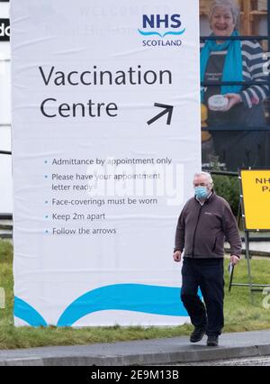 Scozia, Regno Unito. 5 febbraio 2021. Membro del pubblico presso il centro di vaccinazione covid 19, Royal Highland Centre, Ingliston, Edinburgh Credit: Ian Rutherford/Alamy Live News. Foto Stock