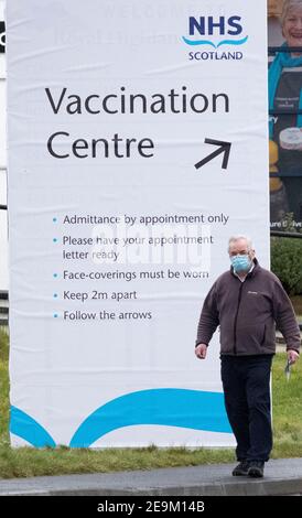 Scozia, Regno Unito. 5 febbraio 2021. Membro del pubblico presso il centro di vaccinazione covid 19, Royal Highland Centre, Ingliston, Edinburgh Credit: Ian Rutherford/Alamy Live News. Foto Stock