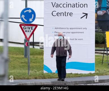 Scozia, Regno Unito. 5 febbraio 2021. Membro del pubblico presso il centro di vaccinazione covid 19, Royal Highland Centre, Ingliston, Edinburgh Credit: Ian Rutherford/Alamy Live News. Foto Stock