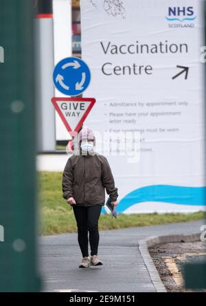 Scozia, Regno Unito. 5 febbraio 2021. Membro del pubblico presso il centro di vaccinazione covid 19, Royal Highland Centre, Ingliston, Edinburgh Credit: Ian Rutherford/Alamy Live News. Foto Stock