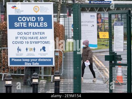 Scozia, Regno Unito. 5 febbraio 2021. Membro del pubblico presso il centro di vaccinazione covid 19, Royal Highland Centre, Ingliston, Edinburgh Credit: Ian Rutherford/Alamy Live News. Foto Stock