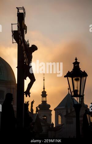 Praga - croce da H. Hilger 1629 sul Ponte Carlo da sunrise - silhouette Foto Stock