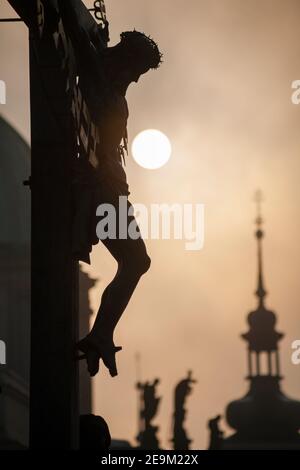 Praga - croce da H. Hilger 1629 sul Ponte Carlo da sunrise - silhouette Foto Stock