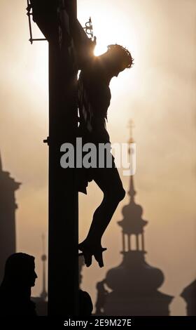 Croce di Praga sul Ponte Carlo da sunrise - silhouette Foto Stock