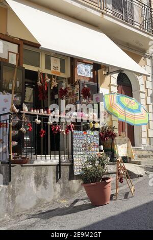 Tipico negozio di souvenir a Pizzo, una delle città più belle della Calabria, Pizzo, Vibo Valentia, Calabria, Italia Foto Stock