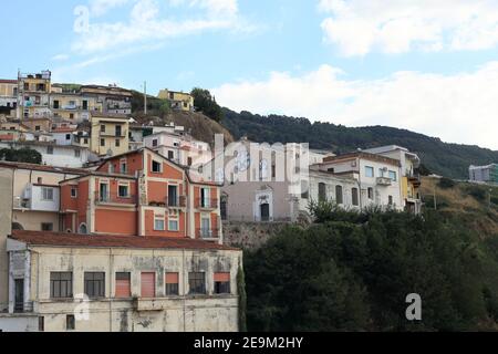 Pizzo una delle città più belle della Calabria, con eleganti palazzi arroccati su una ripida scogliera che domina il Golfo di Santa Eufemia, Calabria Foto Stock