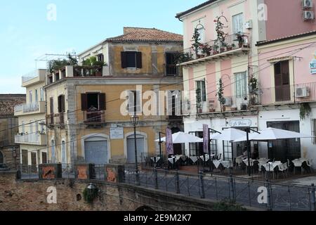 Pizzo, una delle città più belle della Calabria, con i suoi numerosi ristoranti, caffè ed edifici color pastello, Pizzo Calabro, Calabria, Italia Foto Stock