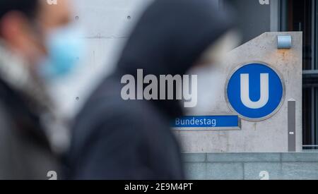 Berlino, Germania. 05 febbraio 2021. Due persone con coperture bocca-a-naso camminano oltre la stazione della metropolitana al Bundestag. Credit: DPA/Alamy Live News Foto Stock