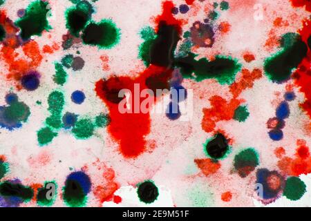 Gocce sulla carta, inchiostro rosso, verde e blu spruzzi sfondo, pittura e disegno Foto Stock