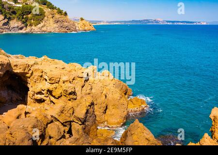 Vista della Cala SA Riera con l'Estartit e la baia di Rosas sullo sfondo, Costa Brava, Catalogna, Spagna Foto Stock