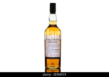 Bottiglia di Talisker 57° North Whisky su sfondo bianco Foto Stock