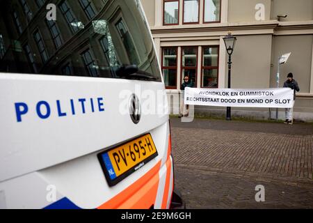 Den Haag, Paesi Bassi. 05 febbraio 2021. L'AIA, PAESI BASSI - 5 FEBBRAIO: I manifestanti contro il coprifuoco della corona sono visti al Binnenhof in vista della riunione settimanale del gabinetto il 5 febbraio 2021 a l'Aia, Paesi Bassi. (Foto di Niels Wenstedt/BSR Agency/Alamy Live News) Credit: BSR Agency/Alamy Live News Foto Stock