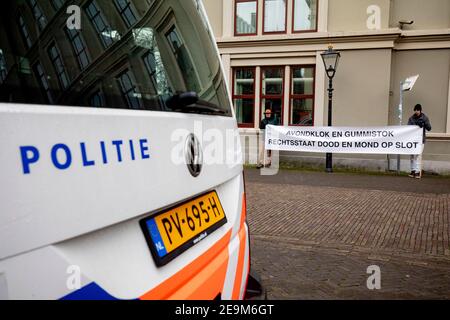 Den Haag, Paesi Bassi. 05 febbraio 2021. L'AIA, PAESI BASSI - 5 FEBBRAIO: I manifestanti contro il coprifuoco della corona sono visti al Binnenhof in vista della riunione settimanale del gabinetto il 5 febbraio 2021 a l'Aia, Paesi Bassi. (Foto di Niels Wenstedt/BSR Agency/Alamy Live News) Credit: BSR Agency/Alamy Live News Foto Stock