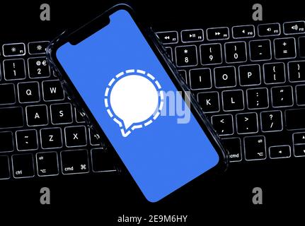 Applicazione Signal visualizzata su un telefono cellulare. Signal è un'applicazione di messaggistica privata. (Solo per uso editoriale) Foto Stock